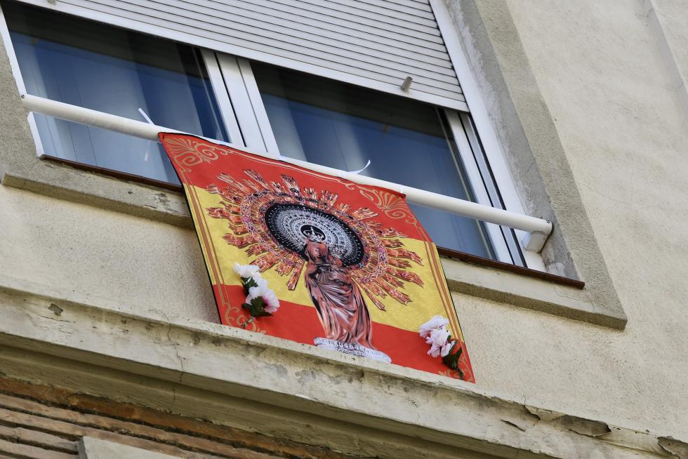 Balcones engalanados en el Día del Pilar
