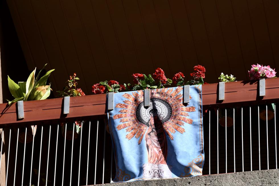 Balcones engalanados en el Día del Pilar