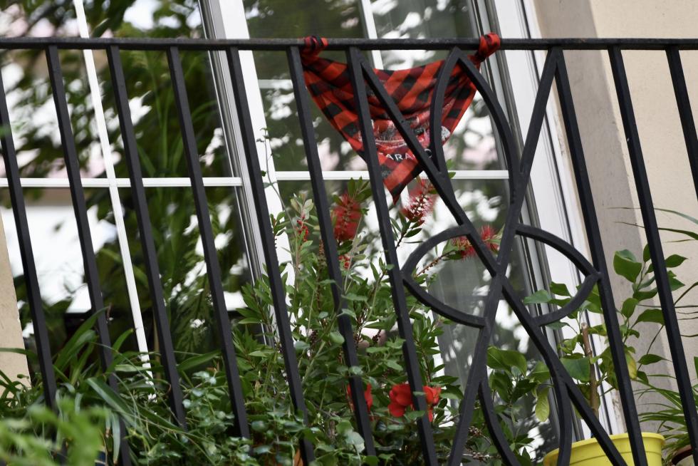 Balcones engalanados en el Día del Pilar