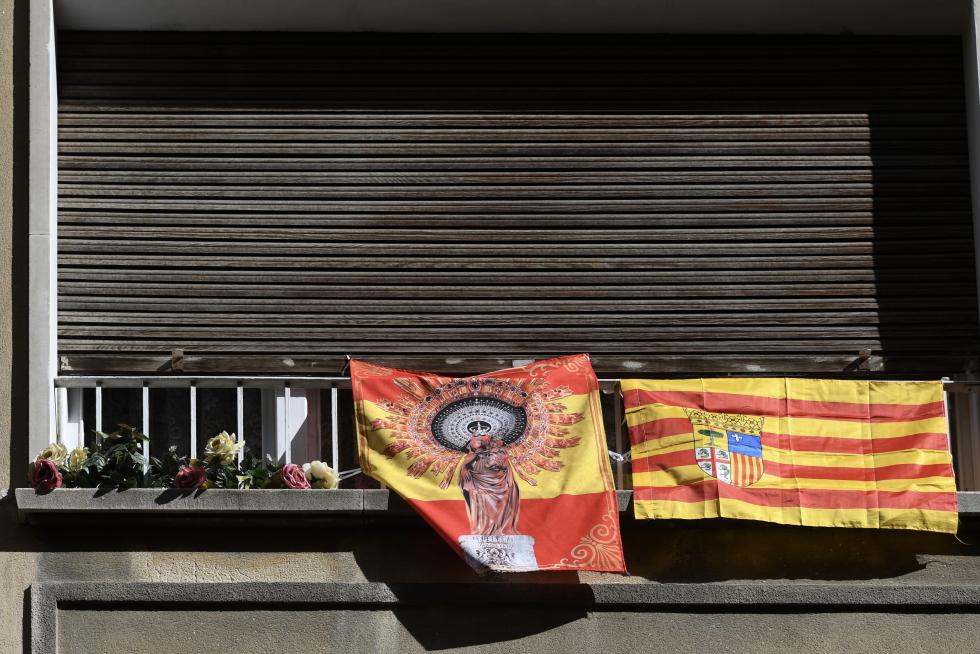 Balcones engalanados en el Día del Pilar
