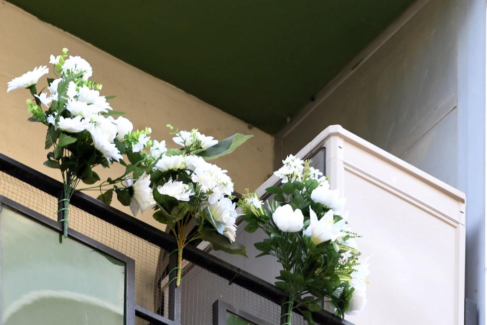 Balcones engalanados en el Día del Pilar