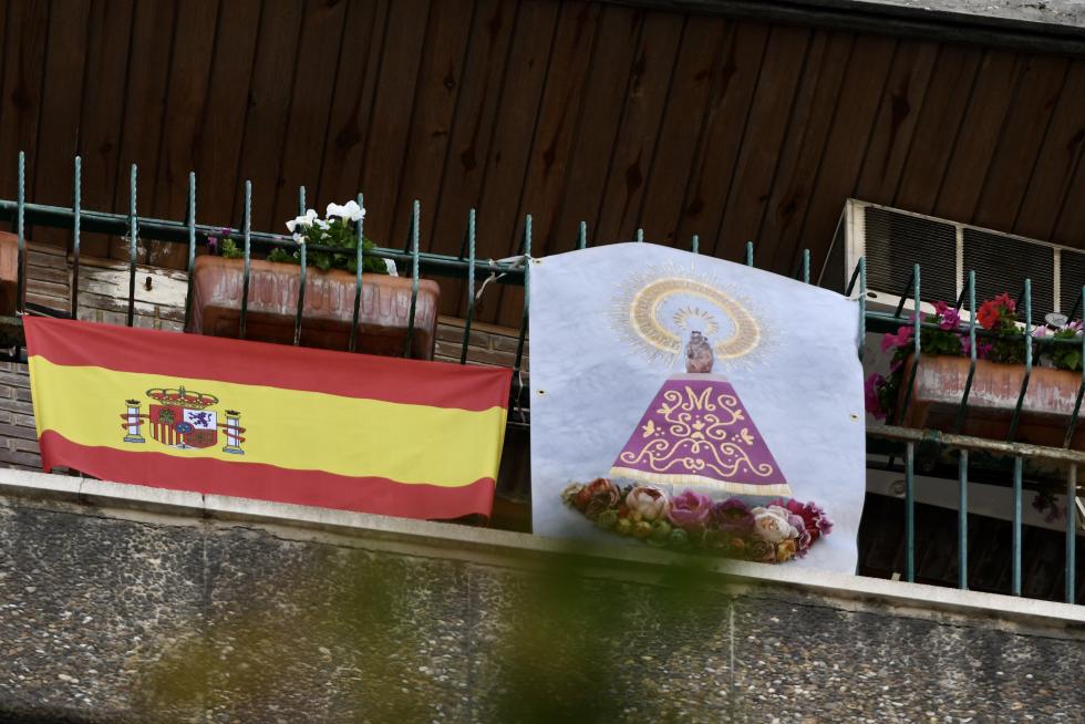 Balcones engalanados en el Día del Pilar
