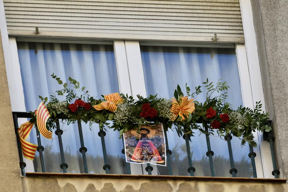 Balcones engalanados en el Día del Pilar