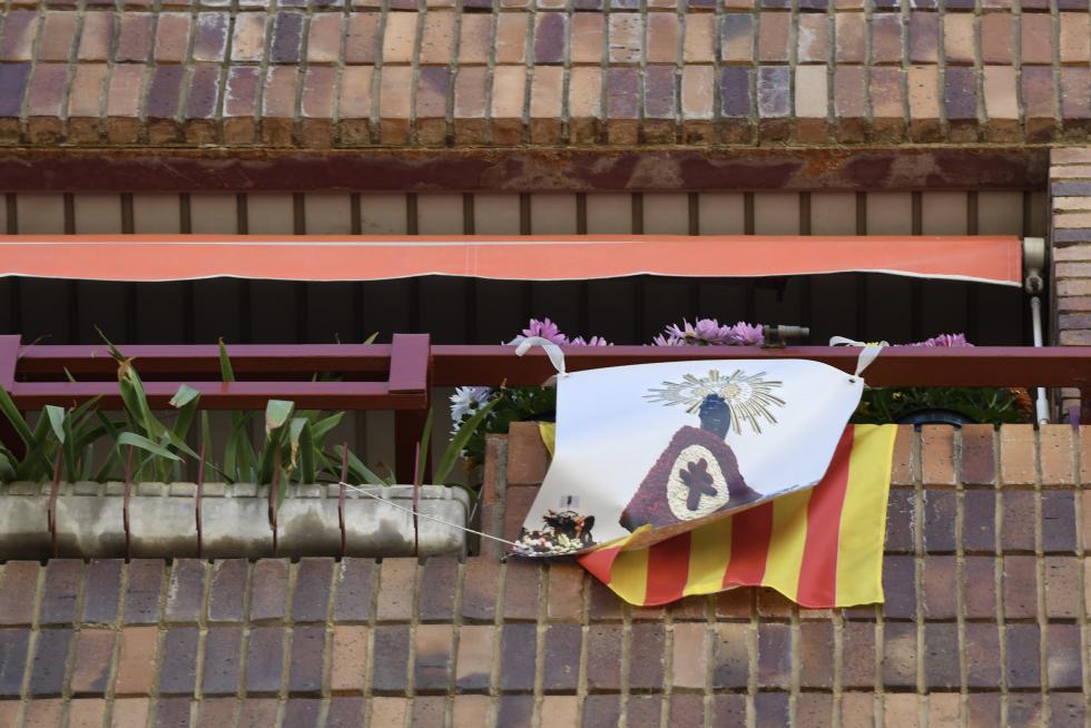 Balcones engalanados en el Día del Pilar