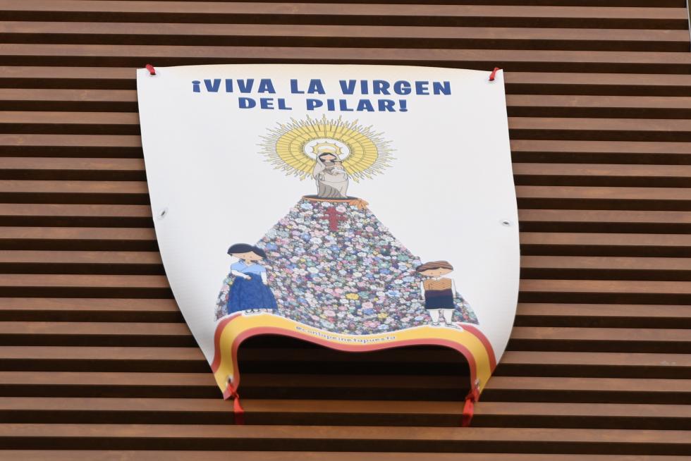 Balcones engalanados en el Día del Pilar