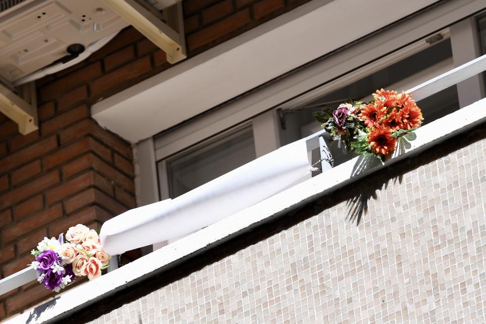 Balcones engalanados en el Día del Pilar