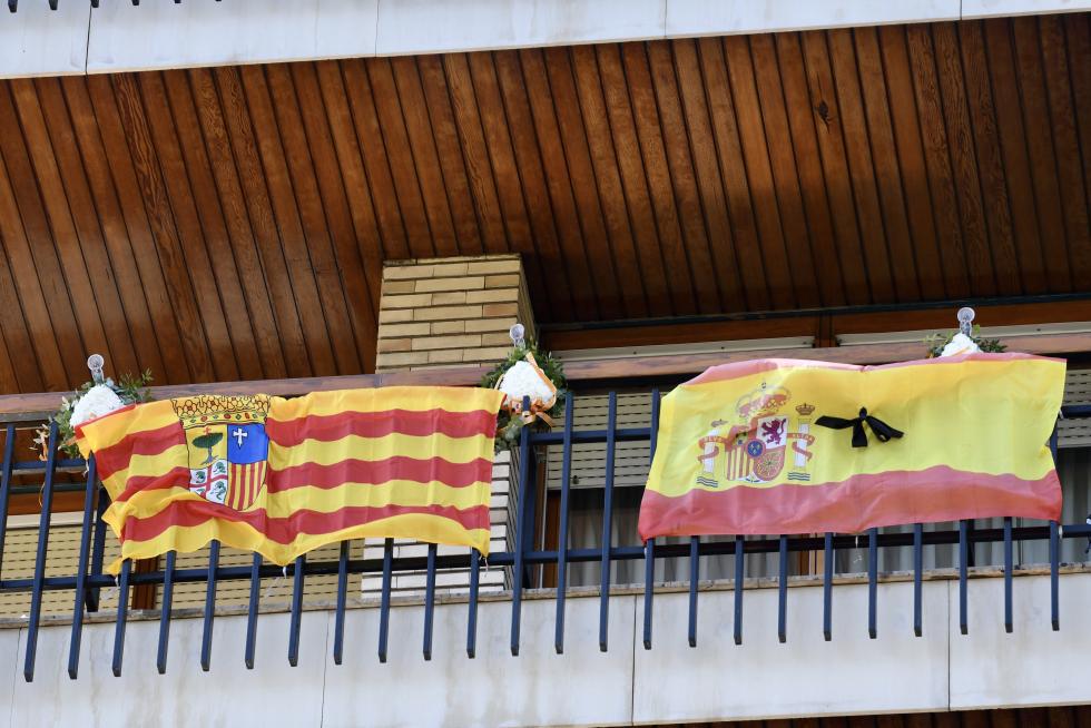 Balcones engalanados en el Día del Pilar