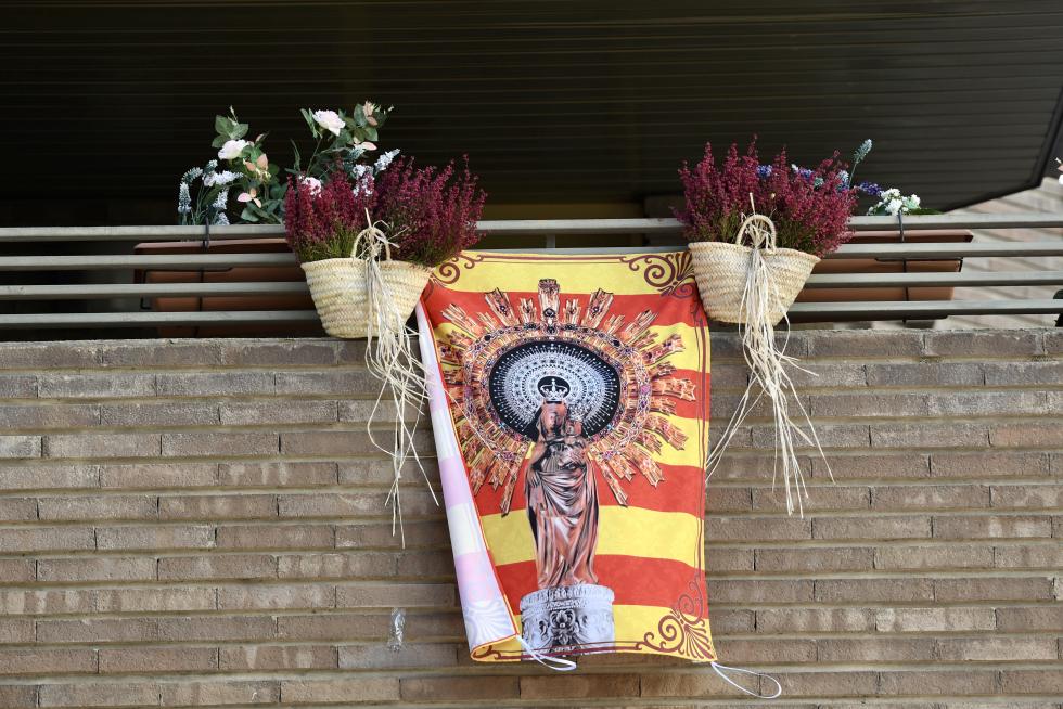 Balcones engalanados en el Día del Pilar