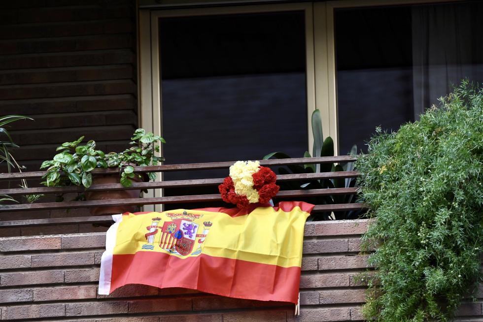 Balcones engalanados en el Día del Pilar