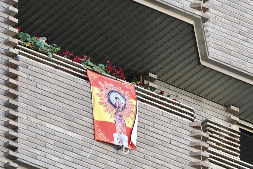 Balcones engalanados en el Día del Pilar