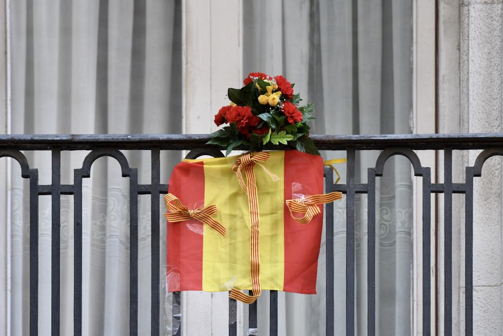 Balcones engalanados en el Día del Pilar