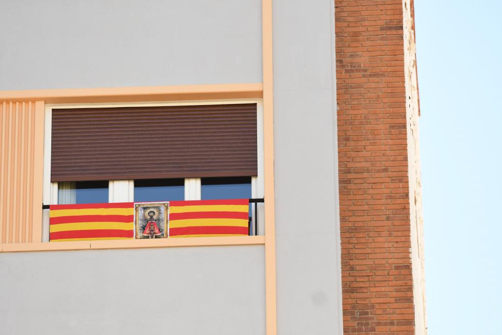 Balcones engalanados en el Día del Pilar