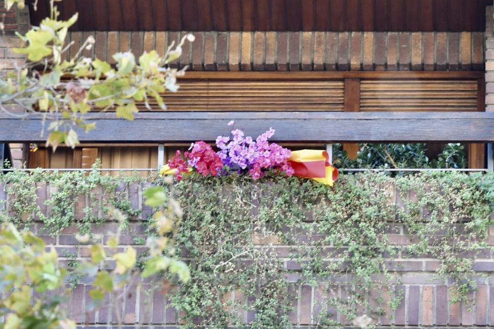 Balcones engalanados en el Día del Pilar