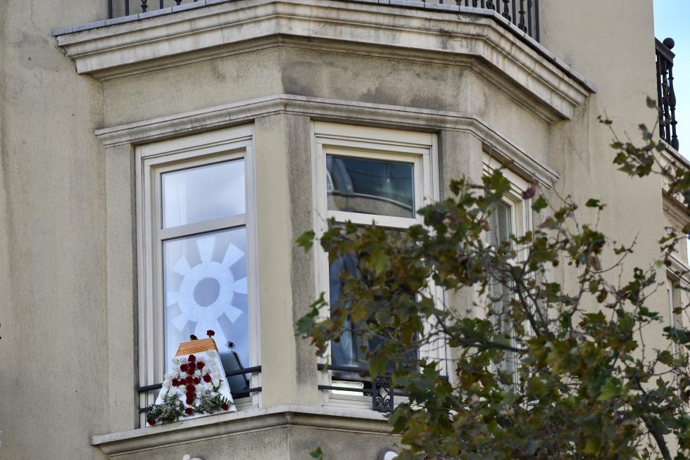 Balcones engalanados en el Día del Pilar