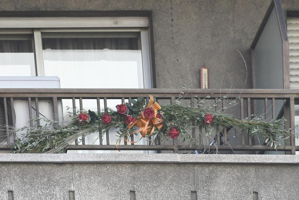 Balcones engalanados en el Día del Pilar