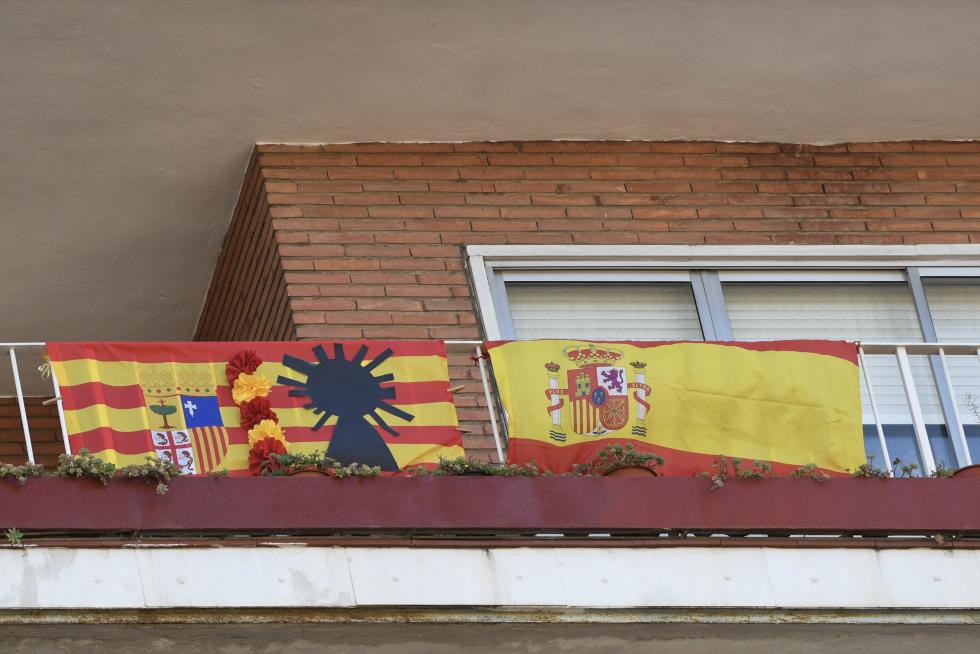 Balcones engalanados en el Día del Pilar