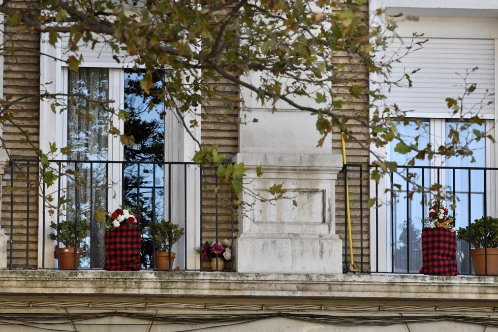 Balcones engalanados en el Día del Pilar