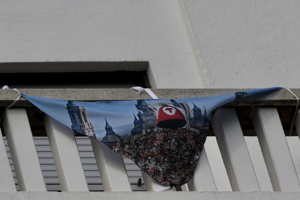 Balcones engalanados en el Día del Pilar