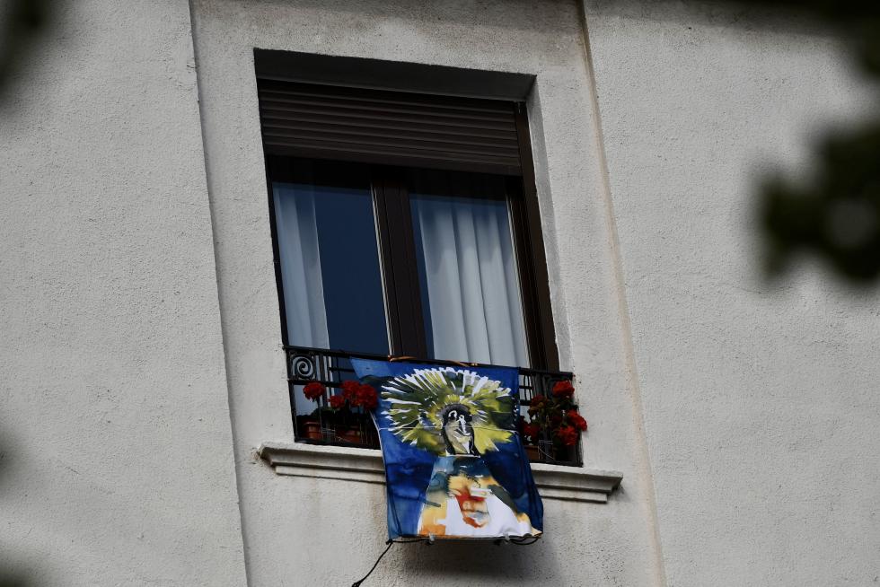 Balcones engalanados en el Día del Pilar