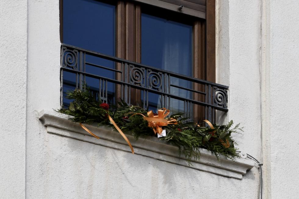 Balcones engalanados en el Día del Pilar