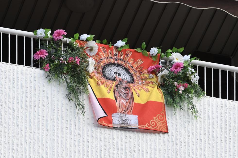 Balcones engalanados en el Día del Pilar