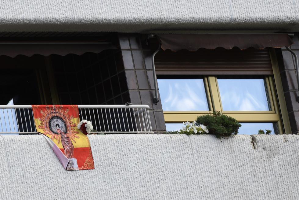 Balcones engalanados en el Día del Pilar