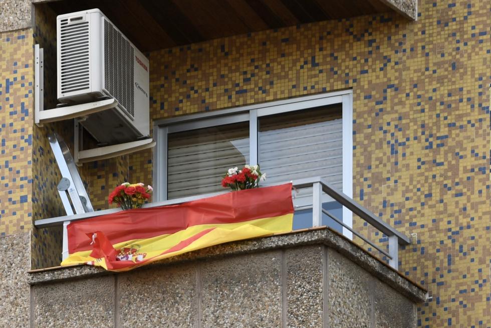 Balcones engalanados en el Día del Pilar