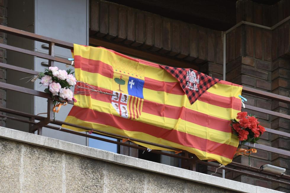 Balcones engalanados en el Día del Pilar