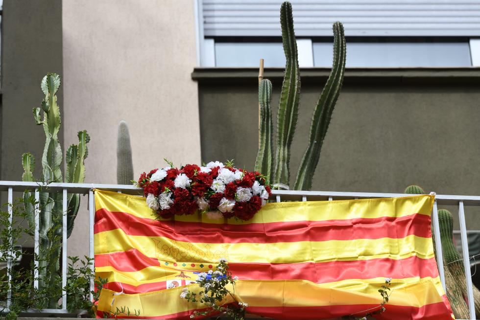 Balcones engalanados en el Día del Pilar