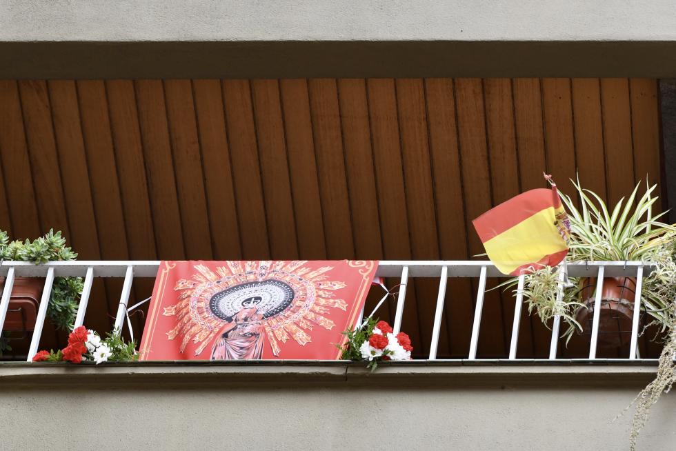 Balcones engalanados en el Día del Pilar