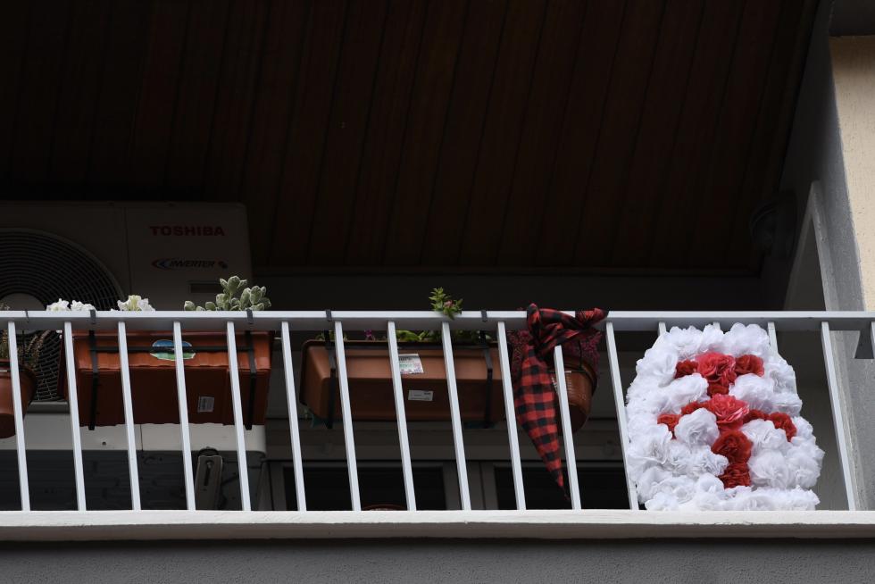 Balcones engalanados en el Día del Pilar