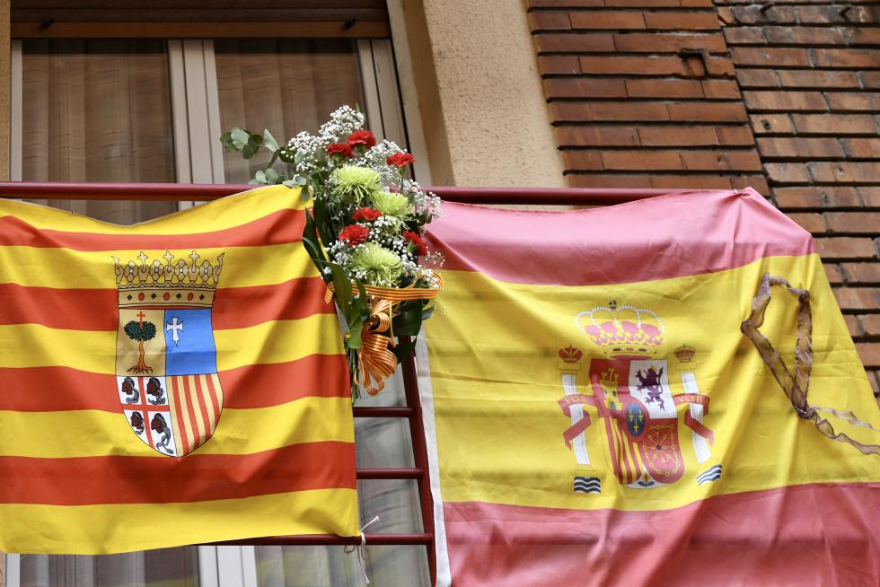 Balcones engalanados en el Día del Pilar