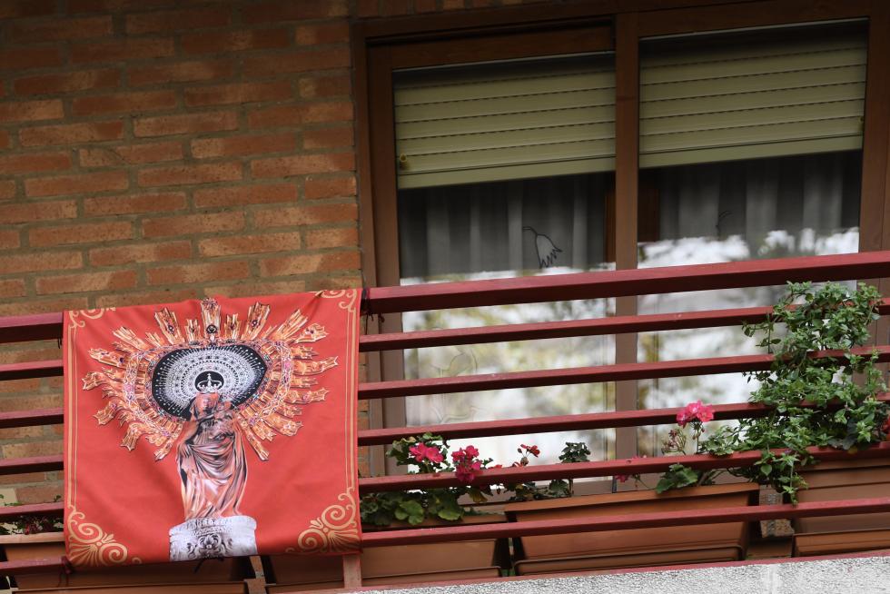 Balcones engalanados en el Día del Pilar