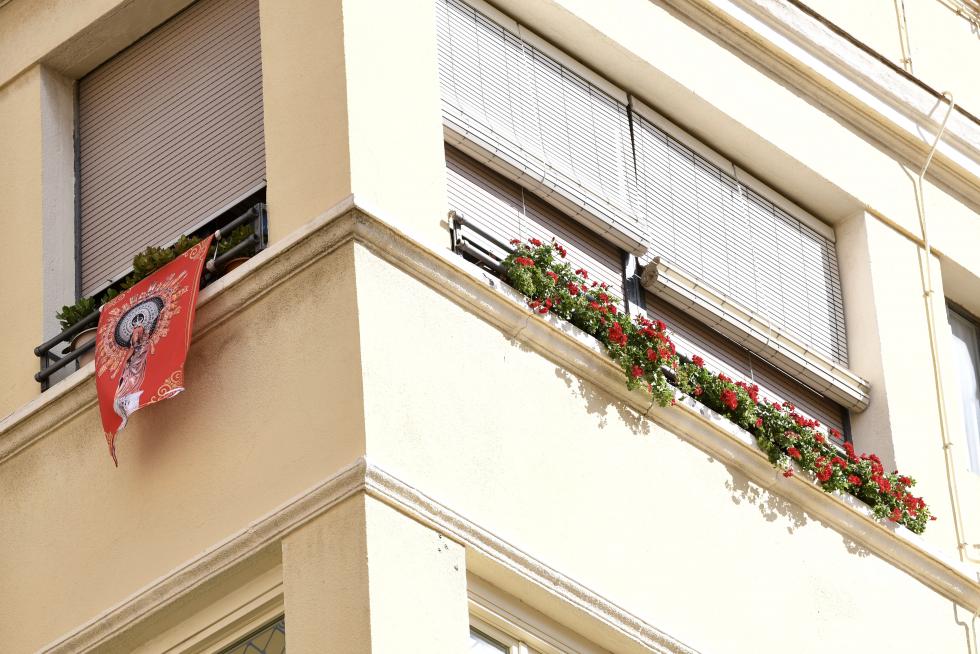 Balcones engalanados en el Día del Pilar