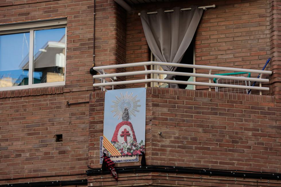 Balcones engalanados en el Día del Pilar