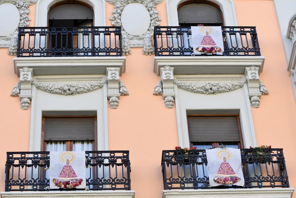 Balcones engalanados en el Día del Pilar 2020 en Zaragoza