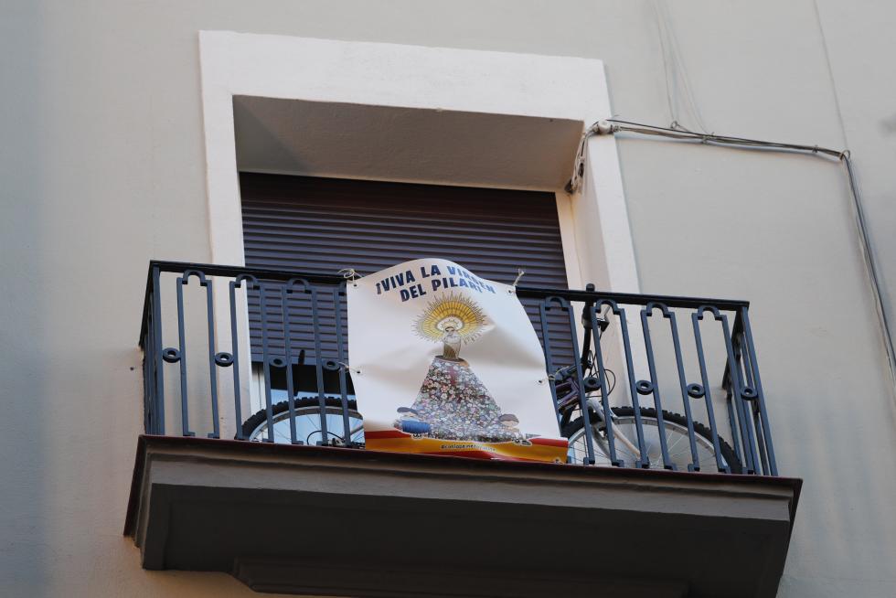 Balcones engalanados en el Día del Pilar 2020 en Zaragoza