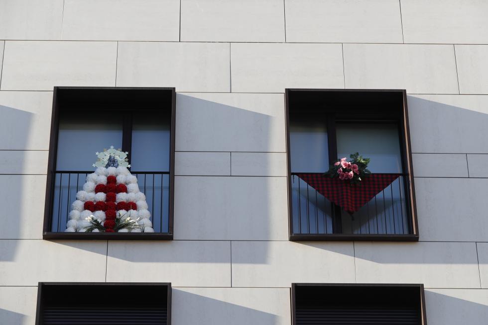 Balcones engalanados en el Día del Pilar 2020 en Zaragoza