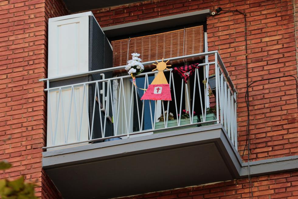 Balcones engalanados en el Día del Pilar 2020 en Zaragoza