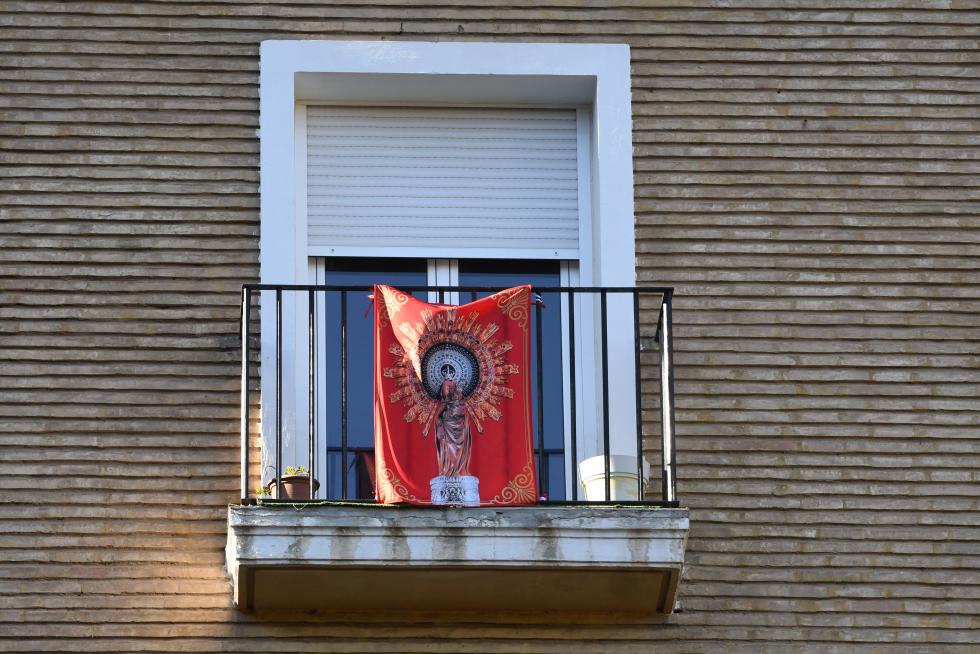 Balcones engalanados en el Día del Pilar 2020 en Zaragoza