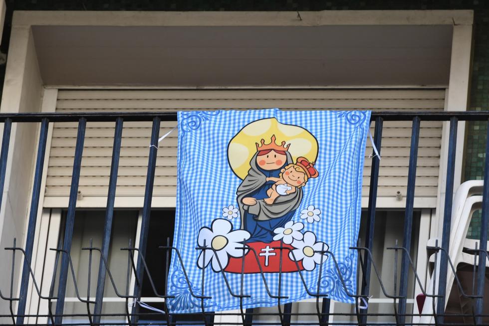 Balcones engalanados en el Día del Pilar 2020 en Zaragoza