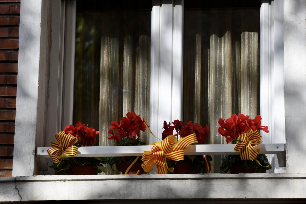 Balcones engalanados en el Día del Pilar 2020 en Zaragoza