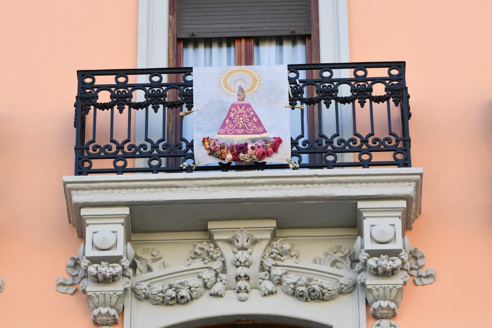 Balcones engalanados en el Día del Pilar 2020 en Zaragoza