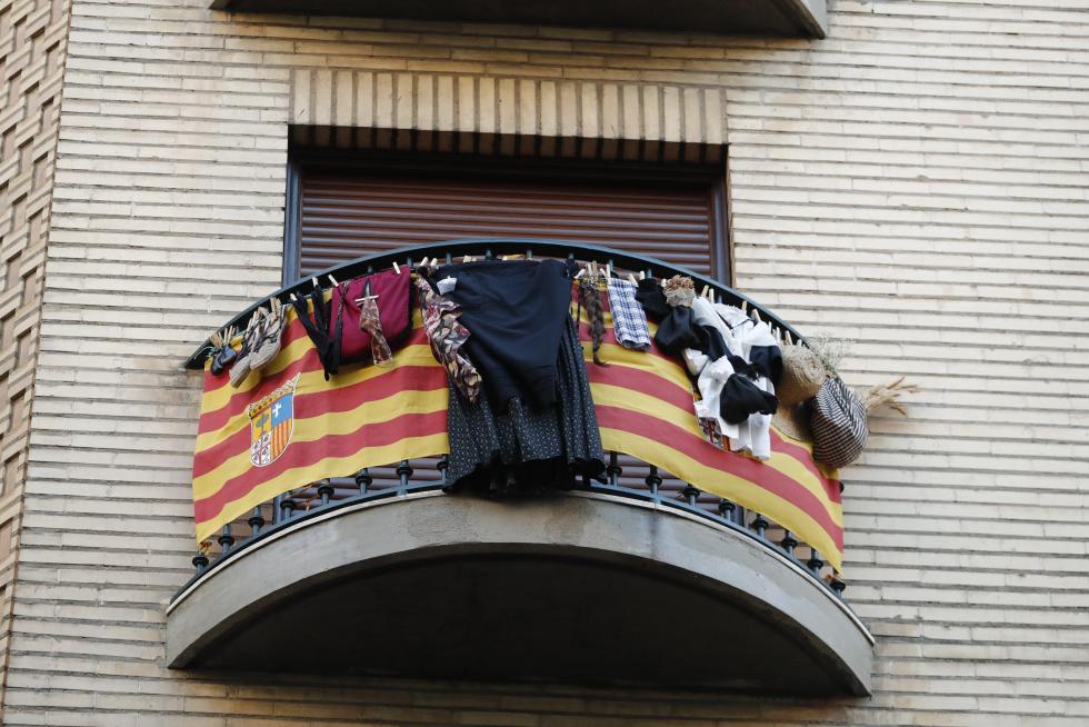Balcones engalanados en el Día del Pilar de 2020 en Zaragoza
