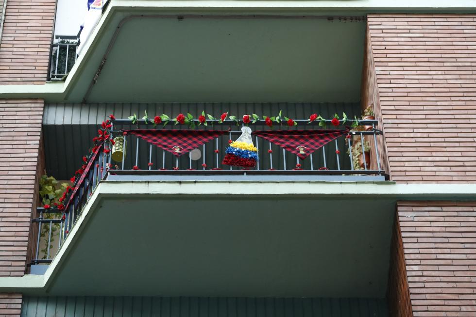 Balcones engalanados en el Día del Pilar de 2020 en Zaragoza