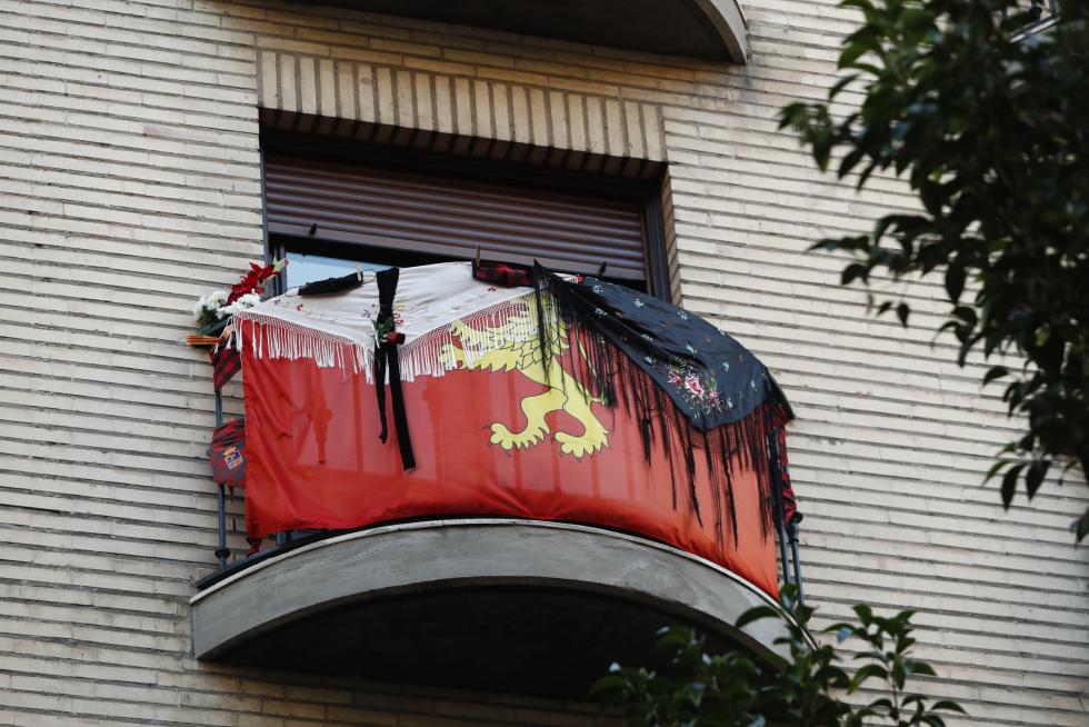 Balcones engalanados en el Día del Pilar de 2020 en Zaragoza