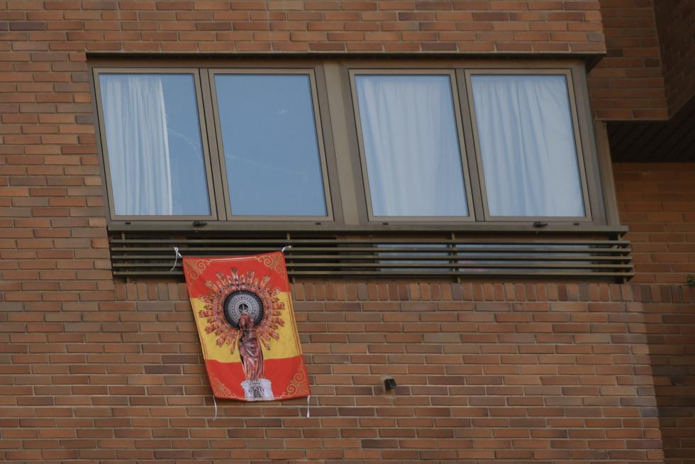 Balcones engalanados en el Día del Pilar de 2020 en Zaragoza