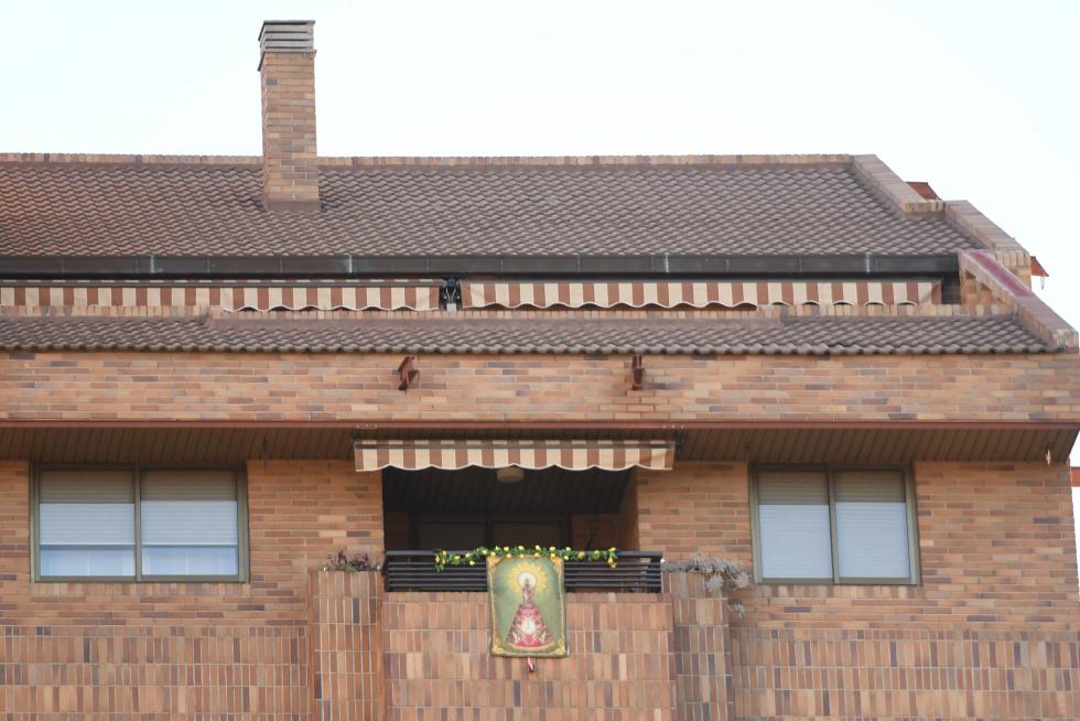Balcones engalanados en el Día del Pilar de 2020 en Zaragoza