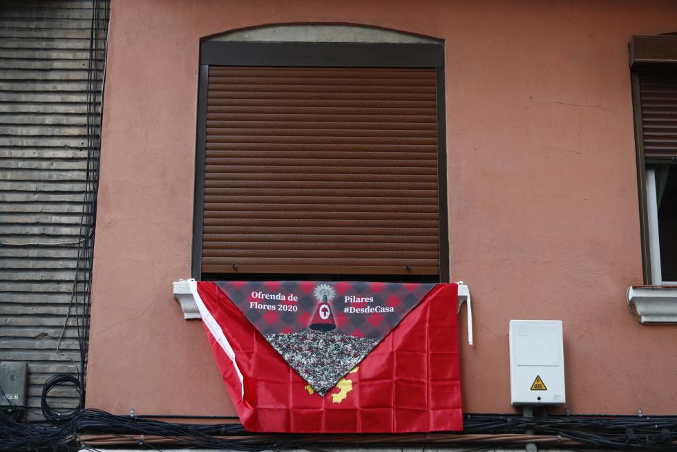 Balcones engalanados en el Día del Pilar de 2020 en Zaragoza