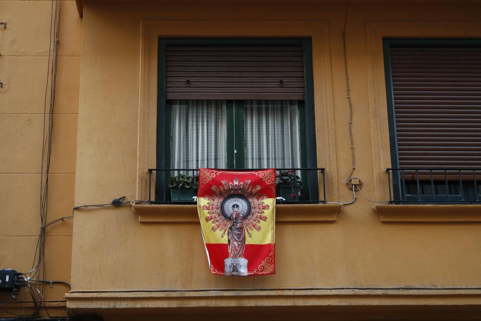 Balcones engalanados en el Día del Pilar de 2020 en Zaragoza